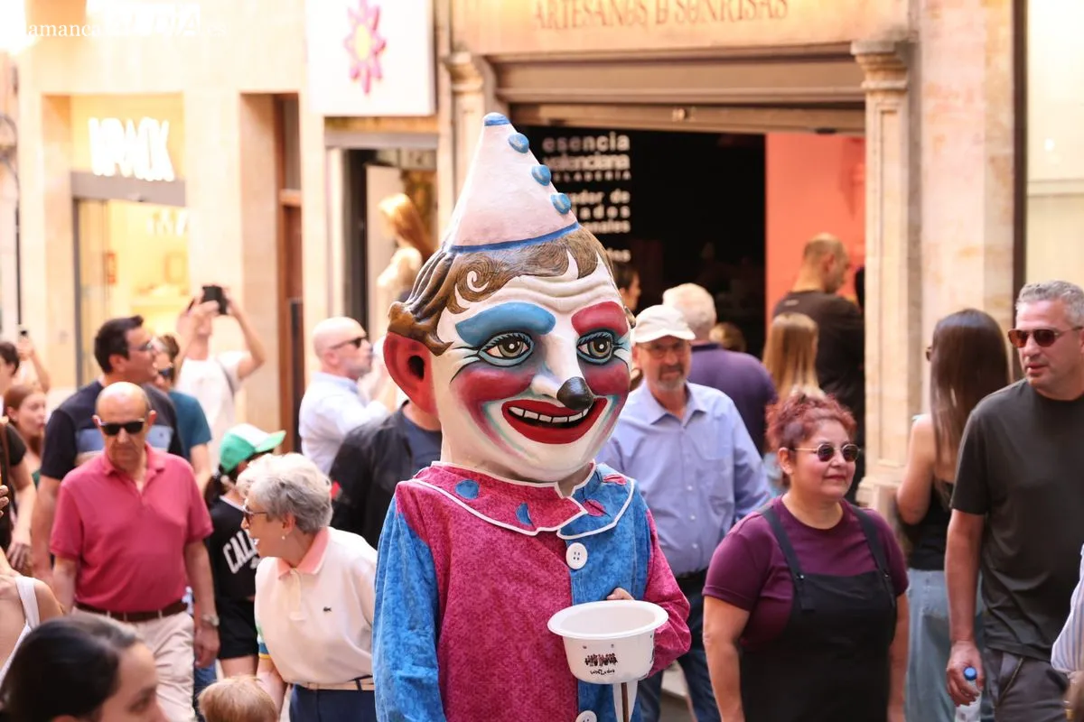 Pasacalles de gigantes y cabezudos con charanga por el centro de Salamanca. Fotos: David Sañudo
