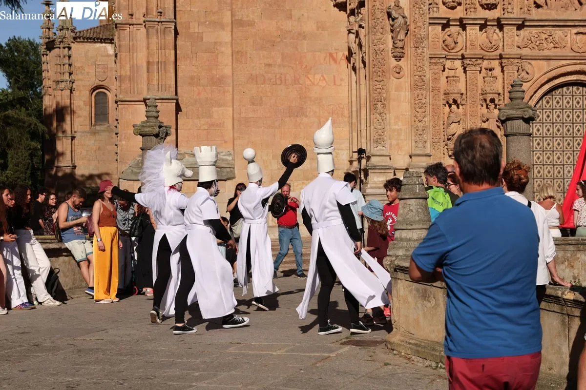 La Cía. Culturarts ha elegido las calles de Salamanca para el estreno absoluto de su espectáculo de danza 'Reina Roja: a través de la pantalla'. Fotos: David Sañudo