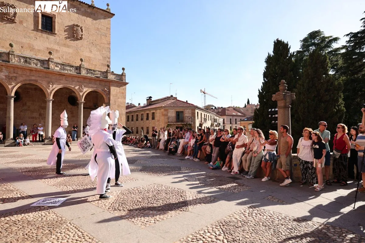 La Cía. Culturarts ha elegido las calles de Salamanca para el estreno absoluto de su espectáculo de danza 'Reina Roja: a través de la pantalla'. Fotos: David Sañudo