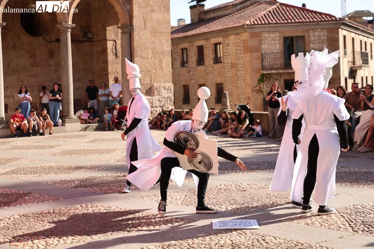 La Cía. Culturarts ha elegido las calles de Salamanca para el estreno absoluto de su espectáculo de danza 'Reina Roja: a través de la pantalla'. Fotos: David Sañudo