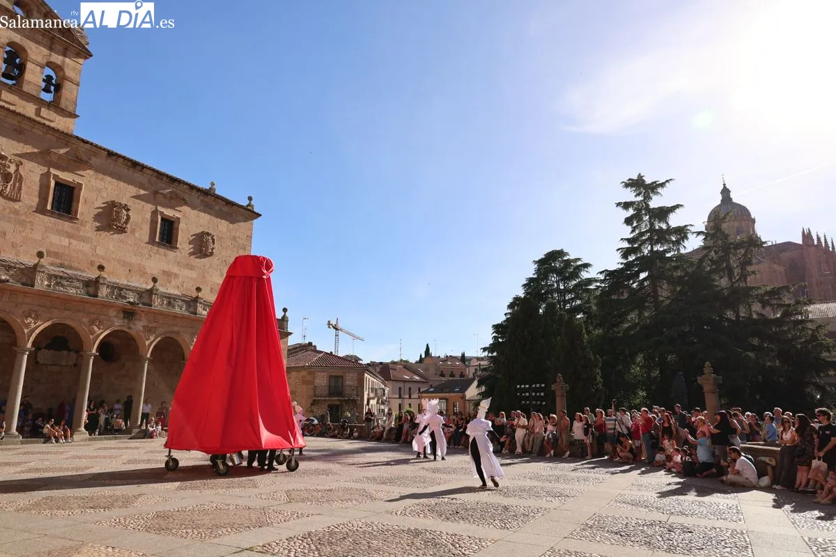 La Cía. Culturarts ha elegido las calles de Salamanca para el estreno absoluto de su espectáculo de danza 'Reina Roja: a través de la pantalla'. Fotos: David Sañudo