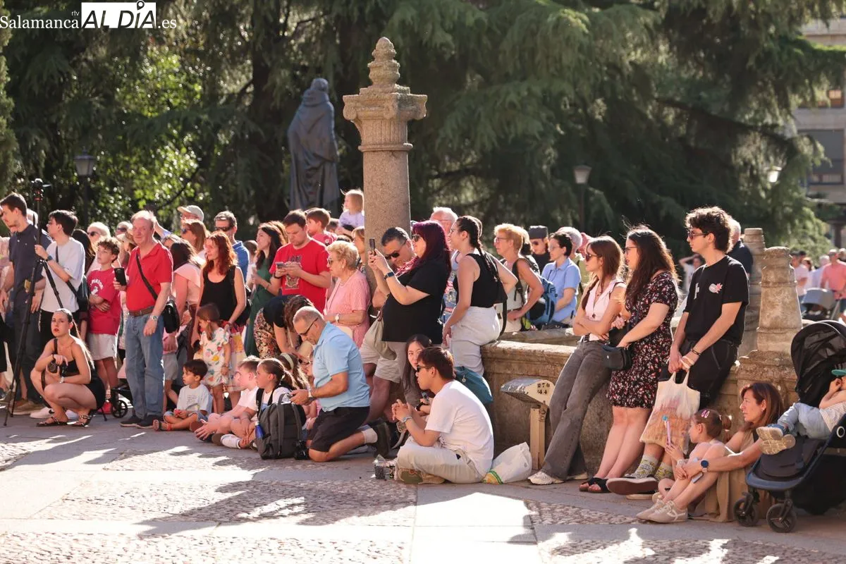 La Cía. Culturarts ha elegido las calles de Salamanca para el estreno absoluto de su espectáculo de danza 'Reina Roja: a través de la pantalla'. Fotos: David Sañudo
