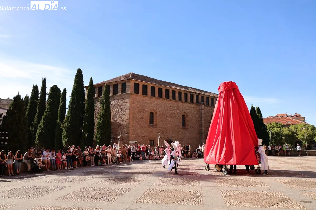La Cía. Culturarts ha elegido las calles de Salamanca para el estreno absoluto de su espectáculo de danza 'Reina Roja: a través de la pantalla'. Fotos: David Sañudo