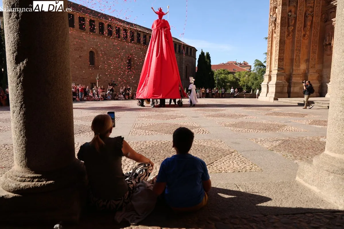 La Cía. Culturarts ha elegido las calles de Salamanca para el estreno absoluto de su espectáculo de danza 'Reina Roja: a través de la pantalla'. Fotos: David Sañudo