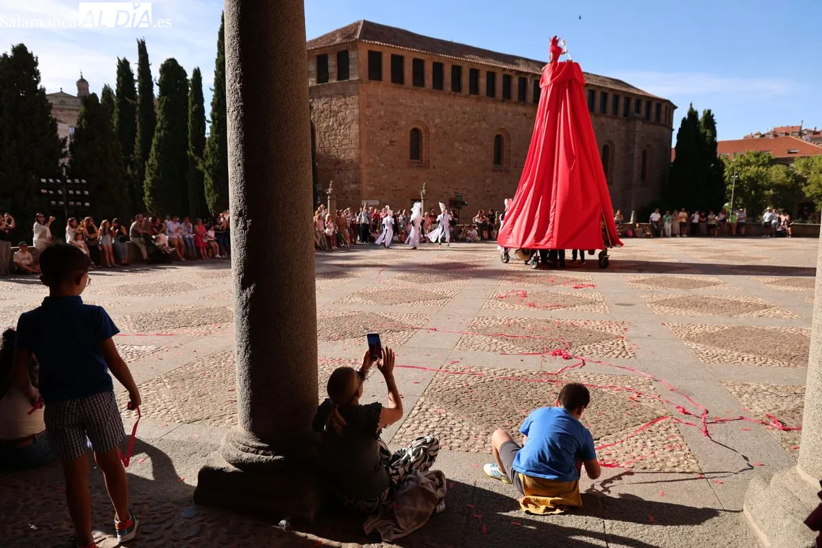 La Cía. Culturarts ha elegido las calles de Salamanca para el estreno absoluto de su espectáculo de danza 'Reina Roja: a través de la pantalla'. Fotos: David Sañudo