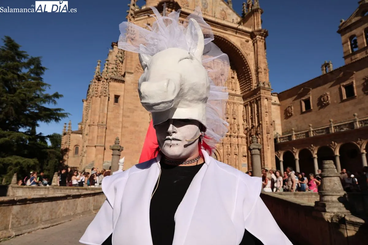 La Cía. Culturarts ha elegido las calles de Salamanca para el estreno absoluto de su espectáculo de danza 'Reina Roja: a través de la pantalla'. Fotos: David Sañudo