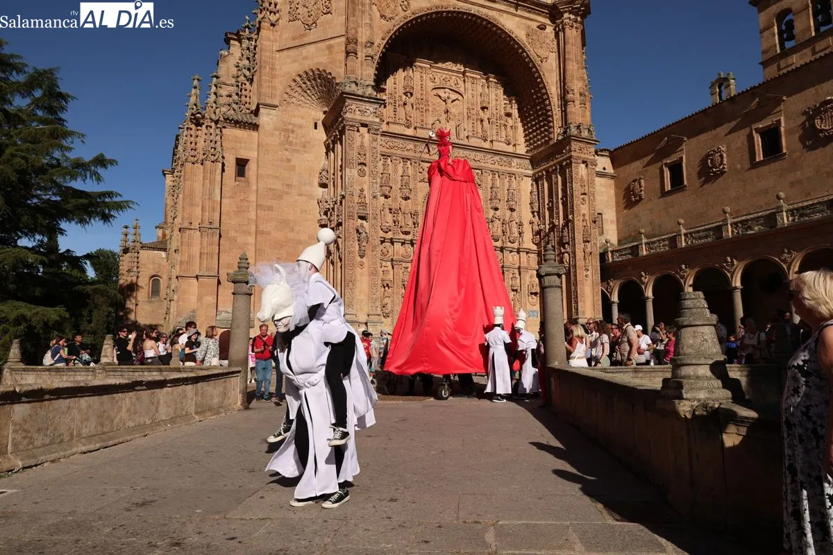 La Cía. Culturarts ha elegido las calles de Salamanca para el estreno absoluto de su espectáculo de danza 'Reina Roja: a través de la pantalla'. Fotos: David Sañudo