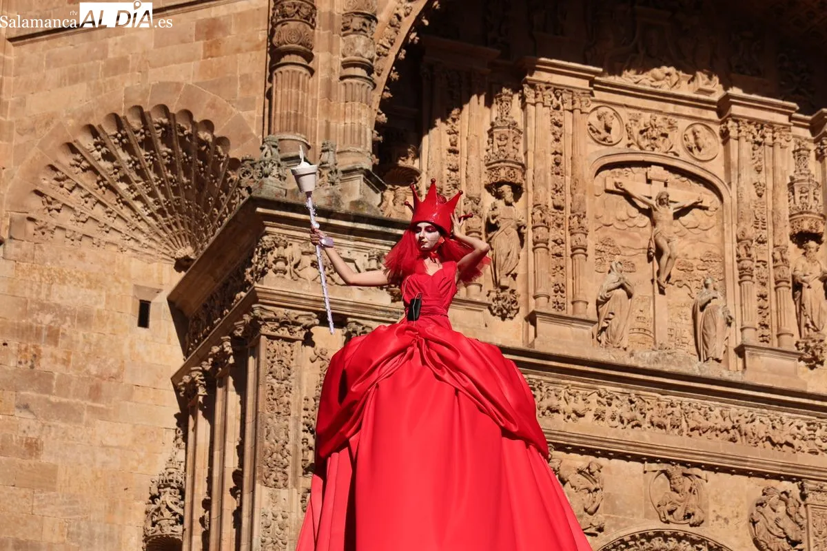 La Cía. Culturarts ha elegido las calles de Salamanca para el estreno absoluto de su espectáculo de danza 'Reina Roja: a través de la pantalla'. Fotos: David Sañudo