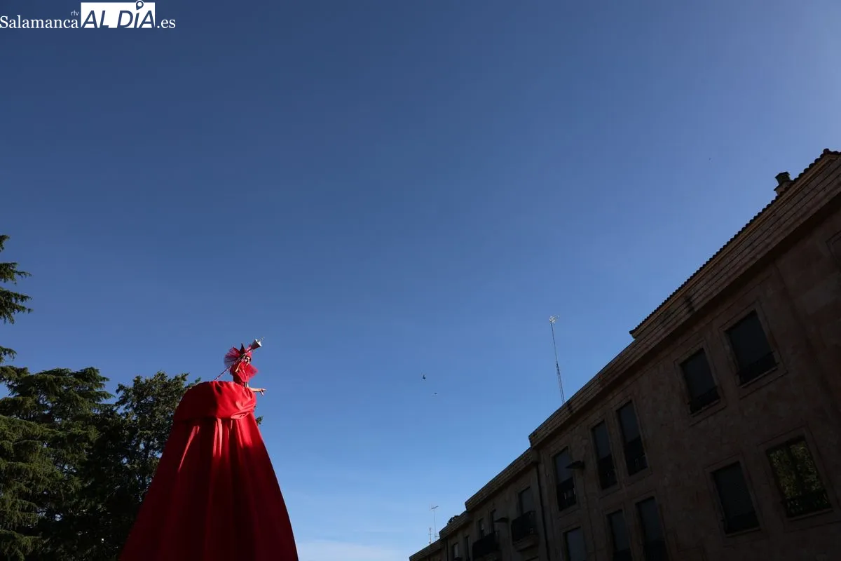La Cía. Culturarts ha elegido las calles de Salamanca para el estreno absoluto de su espectáculo de danza 'Reina Roja: a través de la pantalla'. Fotos: David Sañudo
