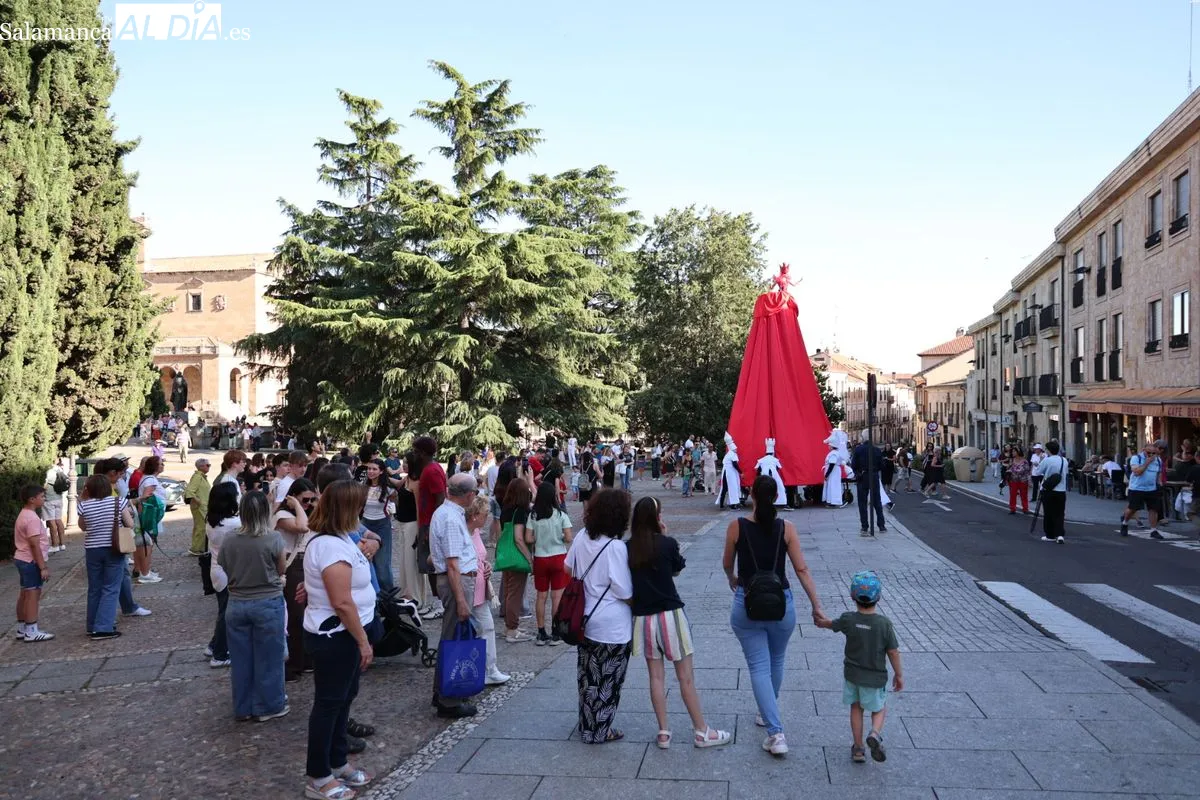 La Cía. Culturarts ha elegido las calles de Salamanca para el estreno absoluto de su espectáculo de danza 'Reina Roja: a través de la pantalla'. Fotos: David Sañudo