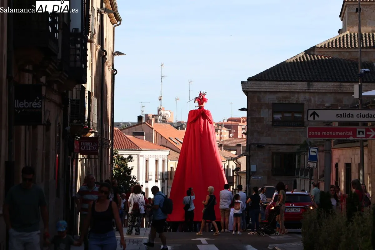 La Cía. Culturarts ha elegido las calles de Salamanca para el estreno absoluto de su espectáculo de danza 'Reina Roja: a través de la pantalla'. Fotos: David Sañudo