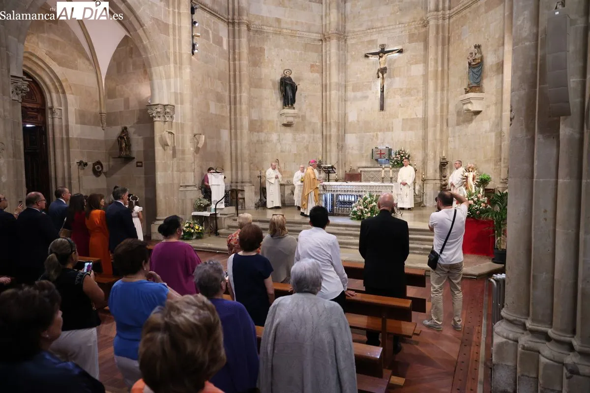 Eucaristía en honor al patrón de Salamanca en la iglesia de San Juan de Sahagún. Fotos: David Sañudo