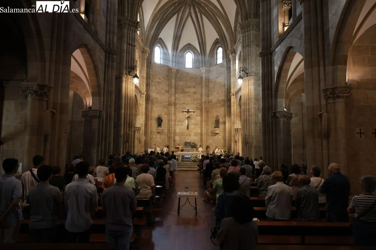 Eucaristía en honor al patrón de Salamanca en la iglesia de San Juan de Sahagún. Fotos: David Sañudo