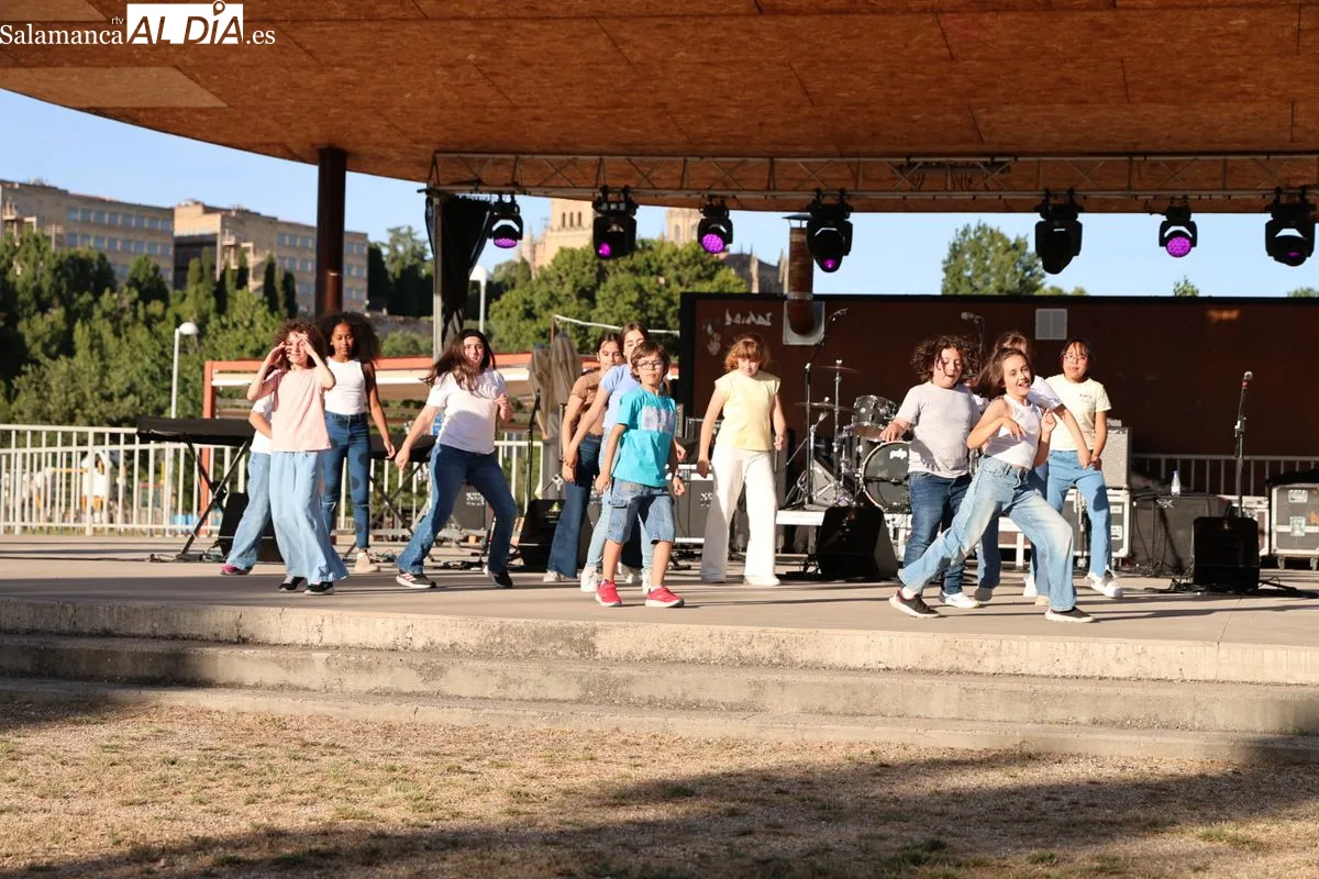 El Parque Elio Antonio de Nebrija ha acogido el XXIII Concierto de las Hogueras de la Escuela Municipal de Música de Salamanca. Fotos: David Sañudo