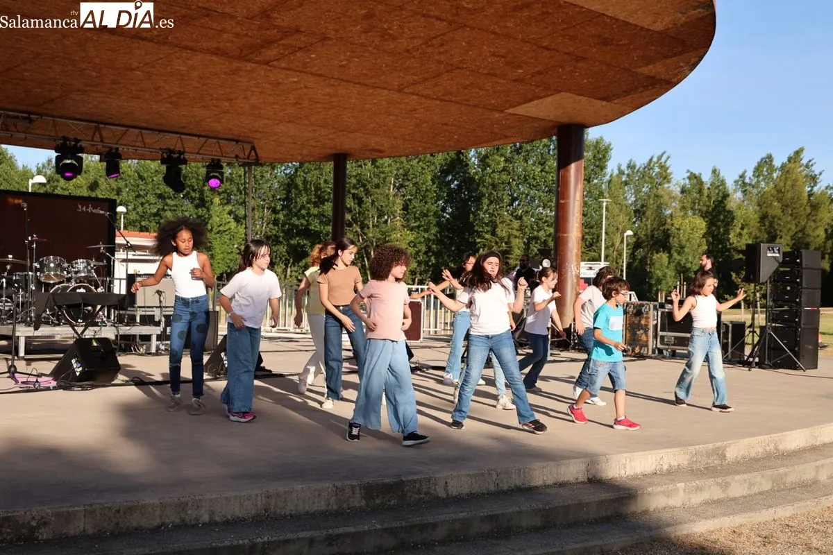 El Parque Elio Antonio de Nebrija ha acogido el XXIII Concierto de las Hogueras de la Escuela Municipal de Música de Salamanca. Fotos: David Sañudo
