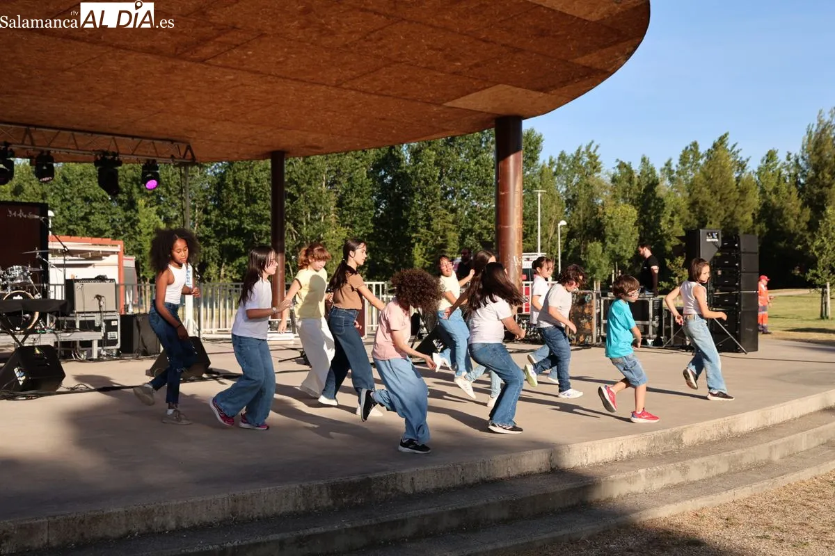 El Parque Elio Antonio de Nebrija ha acogido el XXIII Concierto de las Hogueras de la Escuela Municipal de Música de Salamanca. Fotos: David Sañudo