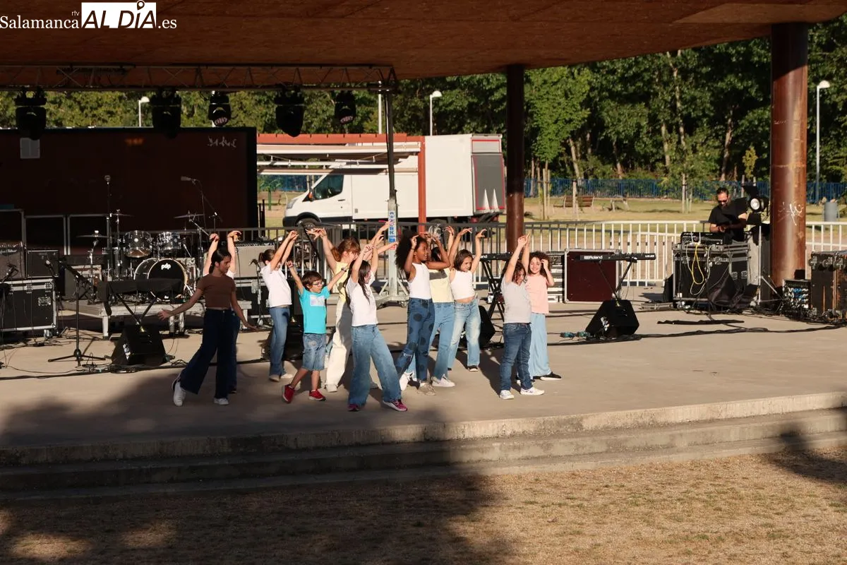 El Parque Elio Antonio de Nebrija ha acogido el XXIII Concierto de las Hogueras de la Escuela Municipal de Música de Salamanca. Fotos: David Sañudo
