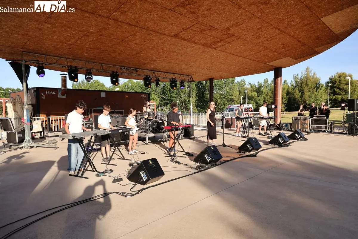 El Parque Elio Antonio de Nebrija ha acogido el XXIII Concierto de las Hogueras de la Escuela Municipal de Música de Salamanca. Fotos: David Sañudo