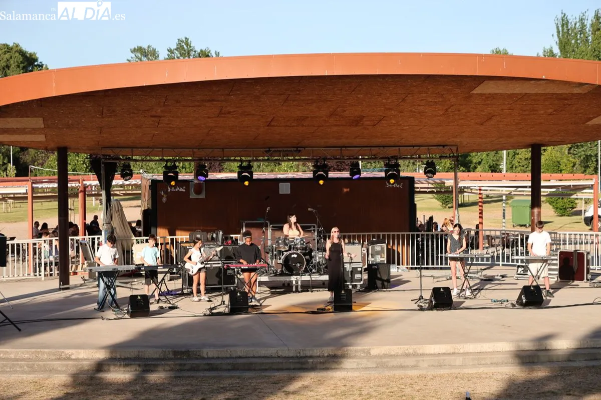 El Parque Elio Antonio de Nebrija ha acogido el XXIII Concierto de las Hogueras de la Escuela Municipal de Música de Salamanca. Fotos: David Sañudo