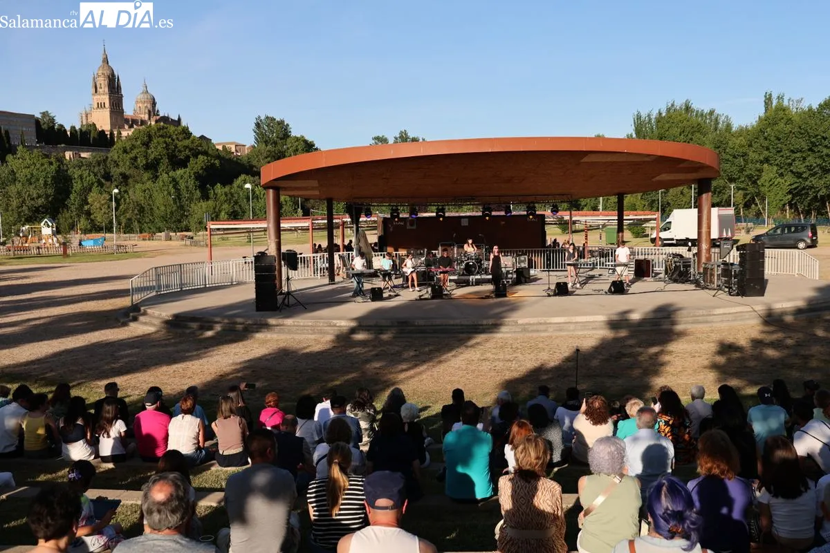 El Parque Elio Antonio de Nebrija ha acogido el XXIII Concierto de las Hogueras de la Escuela Municipal de Música de Salamanca. Fotos: David Sañudo