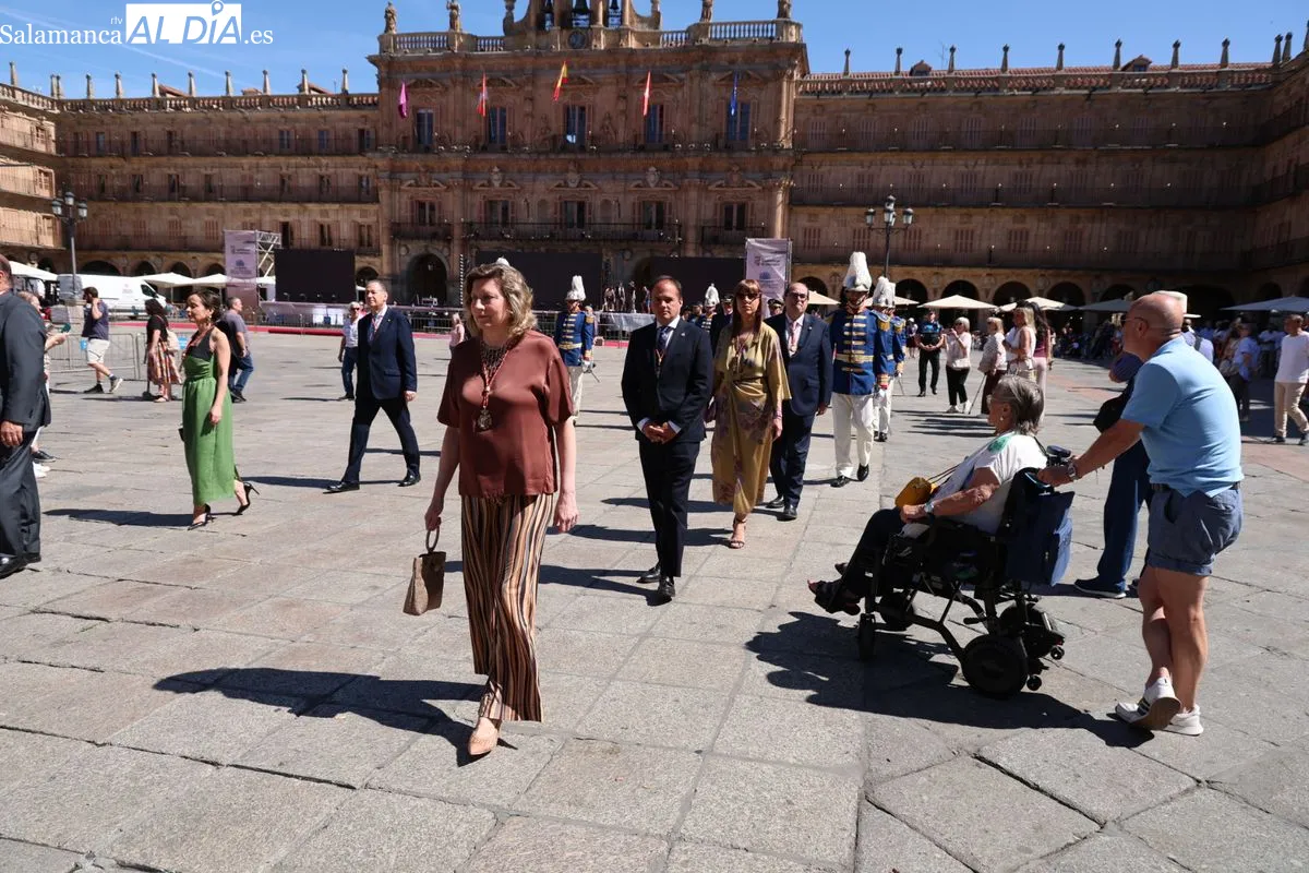 Comitiva de la Corporación municipal de Salamanca hasta la catedral para honrar a San Juan de Sahagún. Fotos: David Sañudo