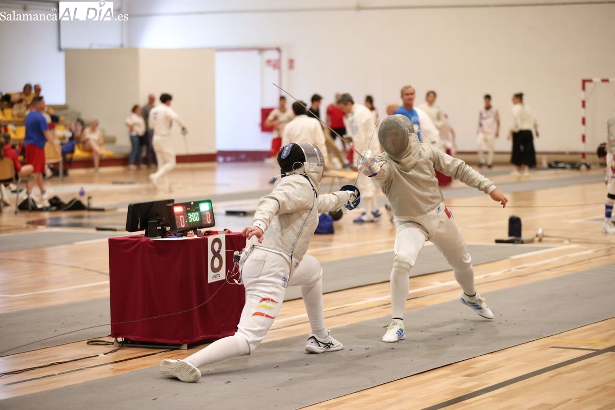 15 clubes de esgrima de la región se dan cita en el Campeonato de Castilla y León que se celebra en la Ciudad Deportiva Lazarillo