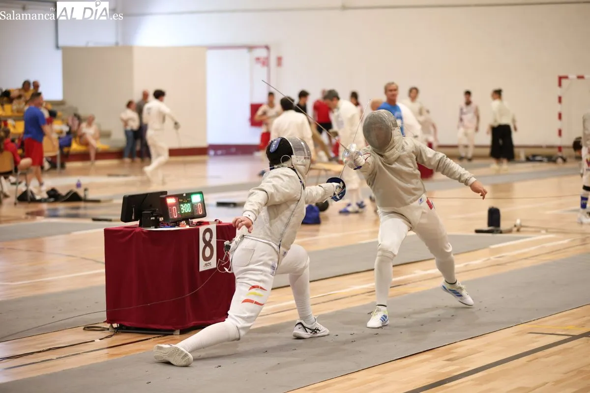 15 clubes de esgrima de la región se dan cita en el Campeonato de Castilla y León que se celebra en la Ciudad Deportiva Lazarillo