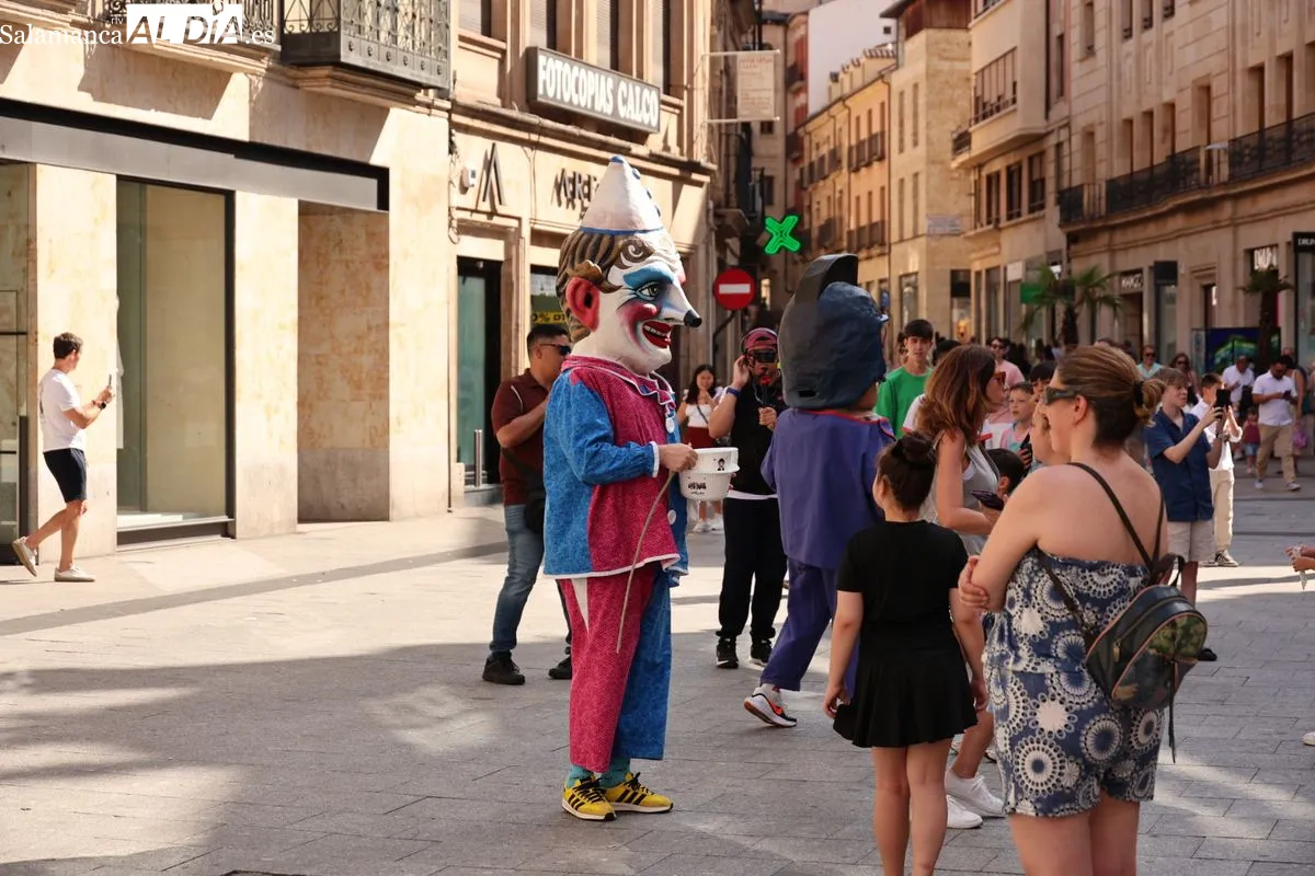 Pasacalles con los cabezudos en el centro de Salamanca | FOTOS: David Sañudo