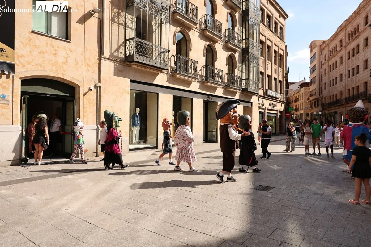 Pasacalles con los cabezudos en el centro de Salamanca | FOTOS: David Sañudo