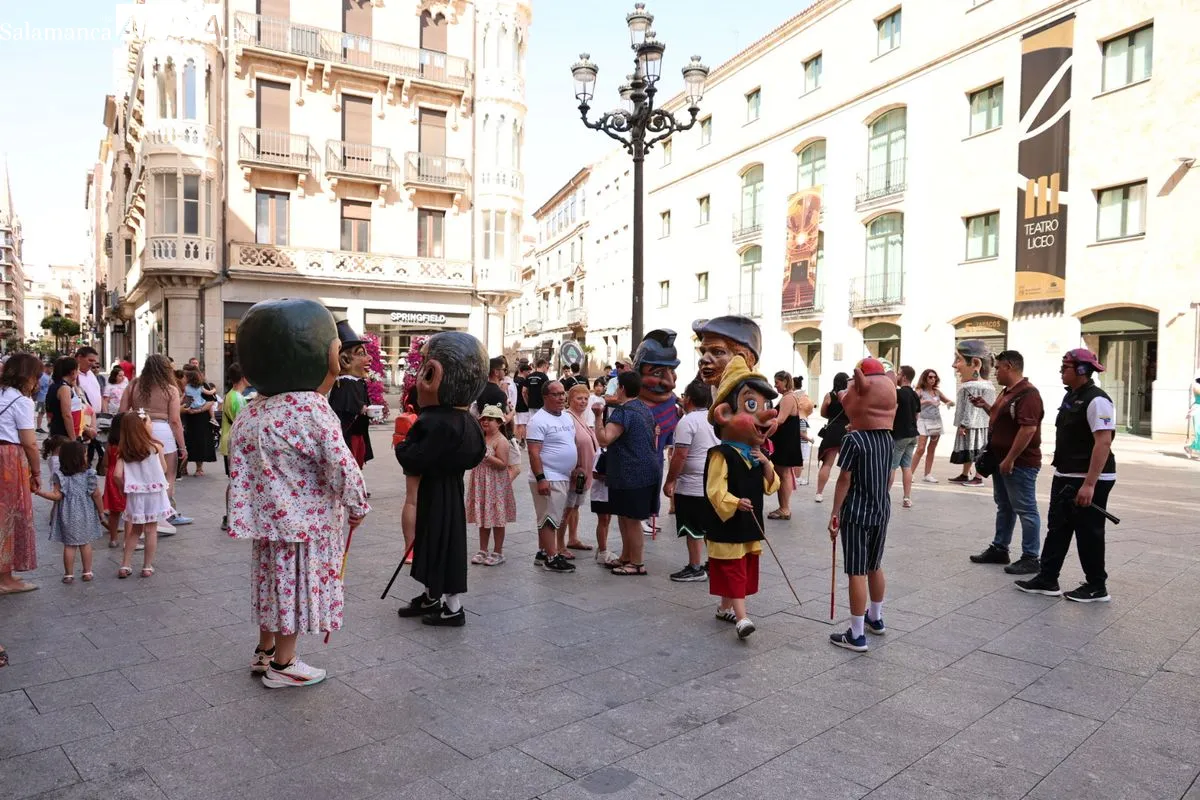 Pasacalles con los cabezudos en el centro de Salamanca | FOTOS: David Sañudo