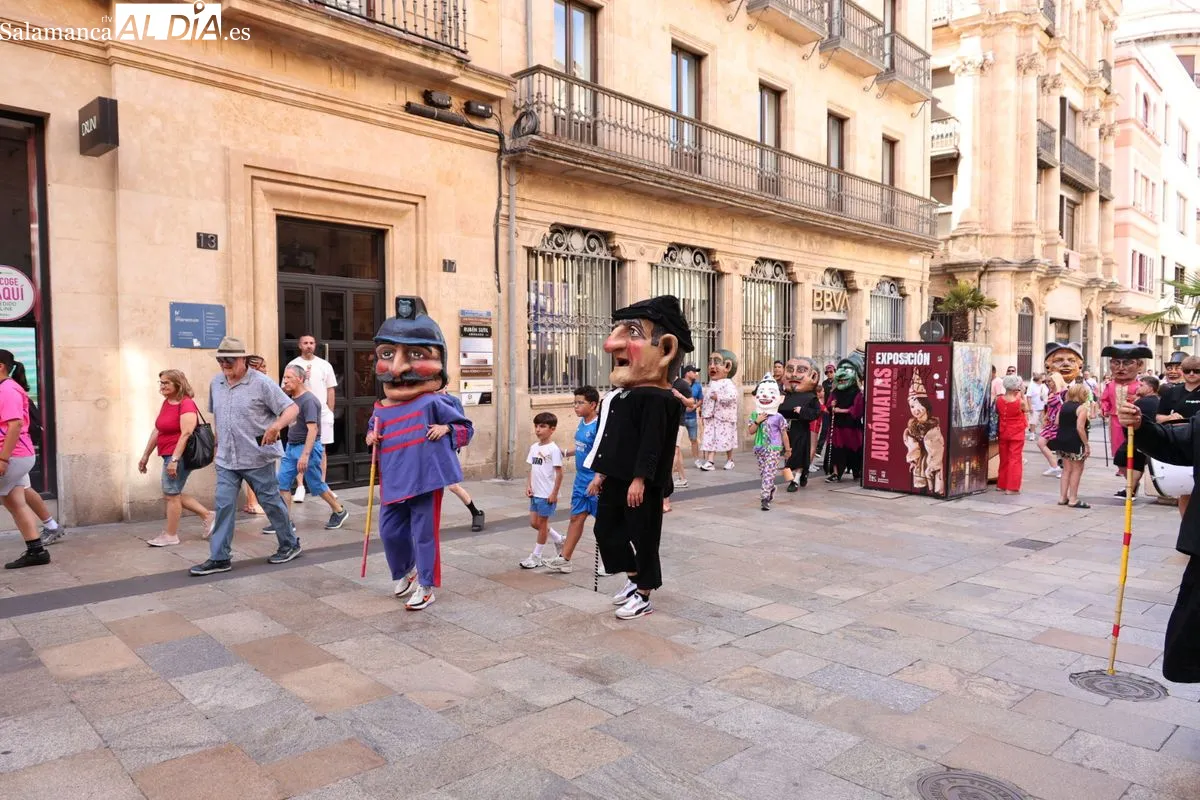 Pasacalles con los cabezudos en el centro de Salamanca | FOTOS: David Sañudo
