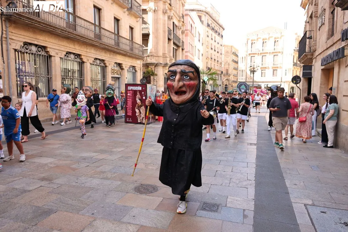 Pasacalles con los cabezudos en el centro de Salamanca | FOTOS: David Sañudo