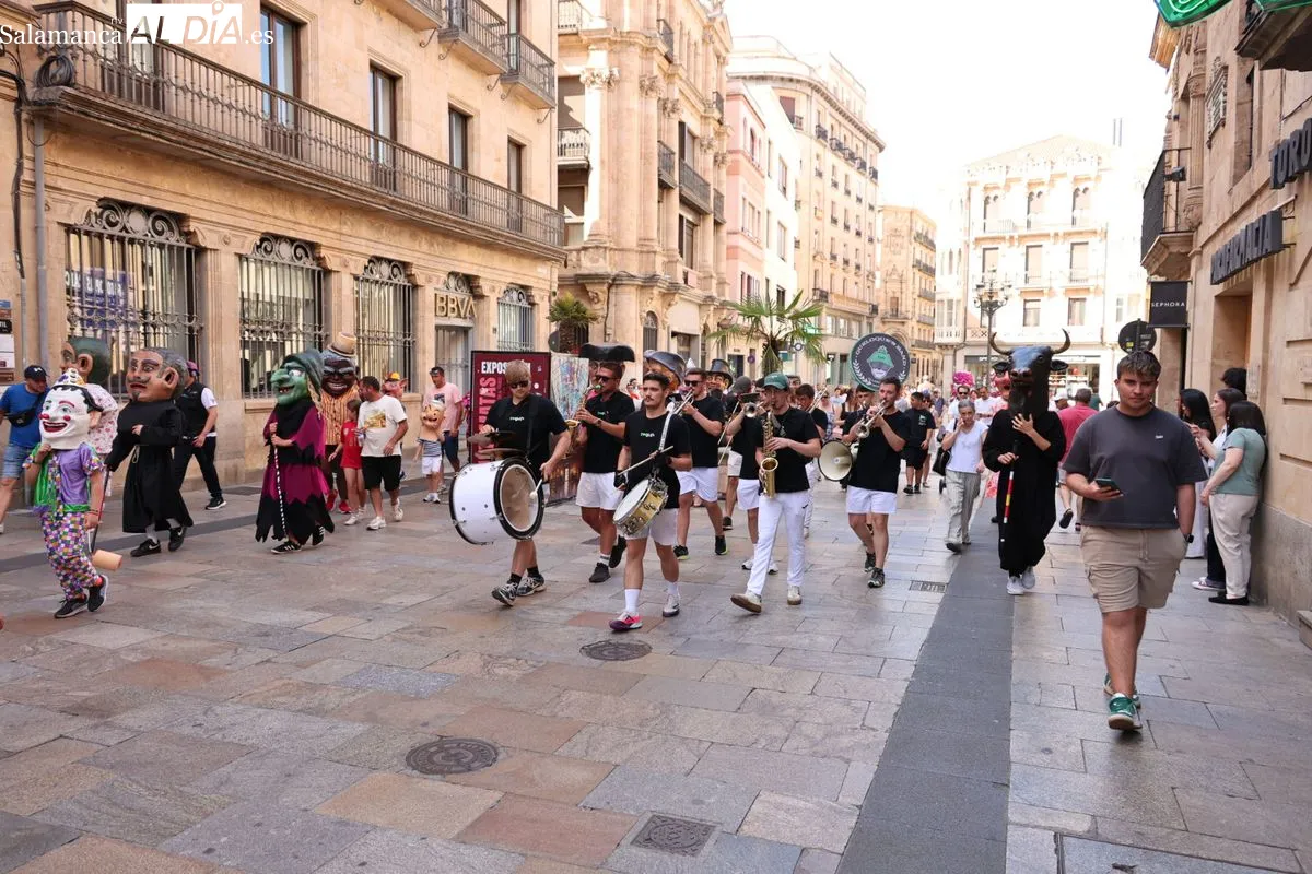 Pasacalles con los cabezudos en el centro de Salamanca | FOTOS: David Sañudo