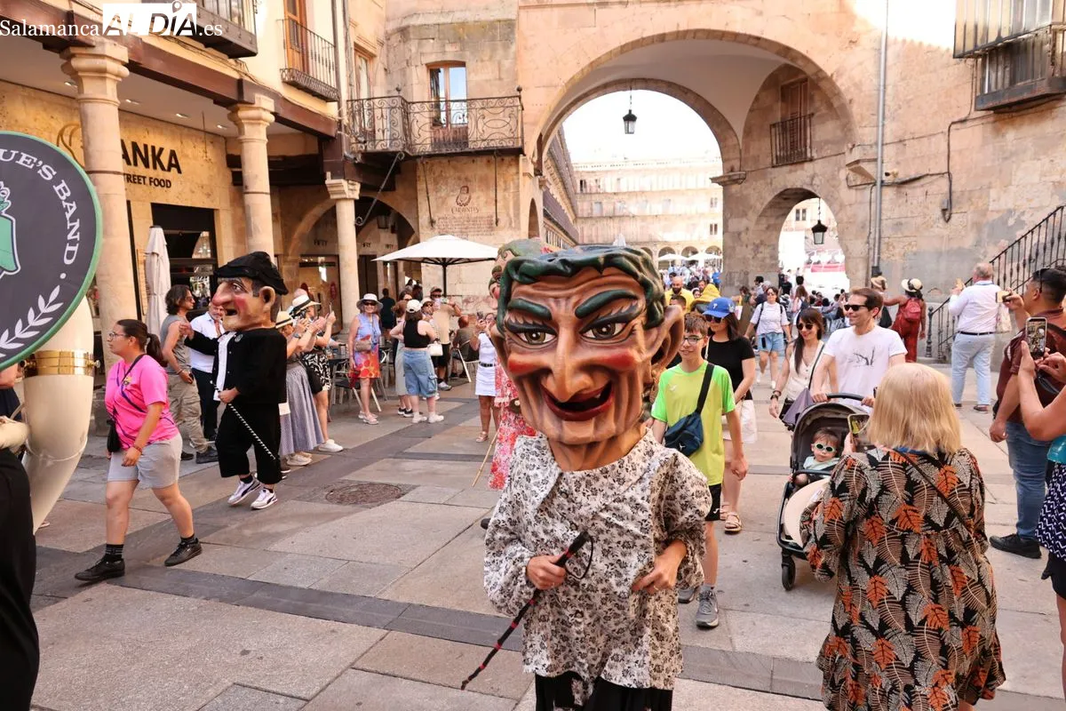 Pasacalles con los cabezudos en el centro de Salamanca | FOTOS: David Sañudo