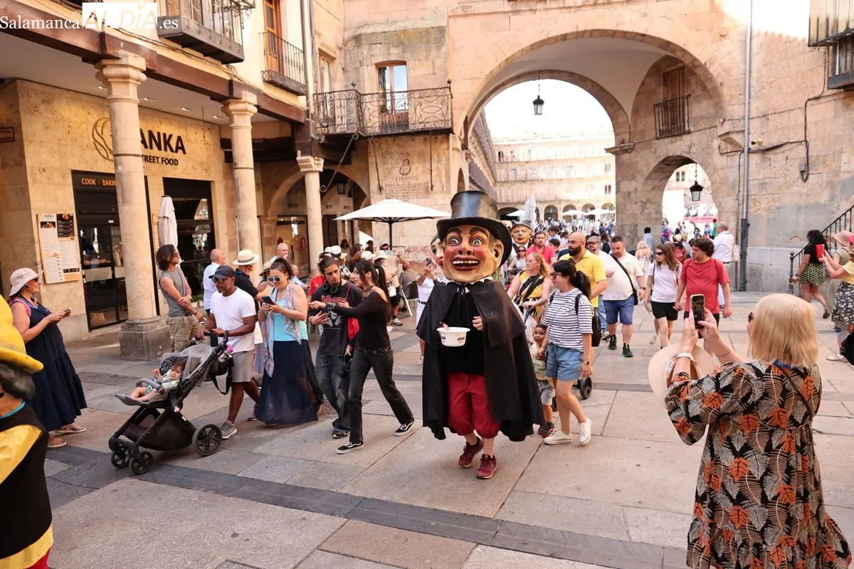 Pasacalles con los cabezudos en el centro de Salamanca | FOTOS: David Sañudo