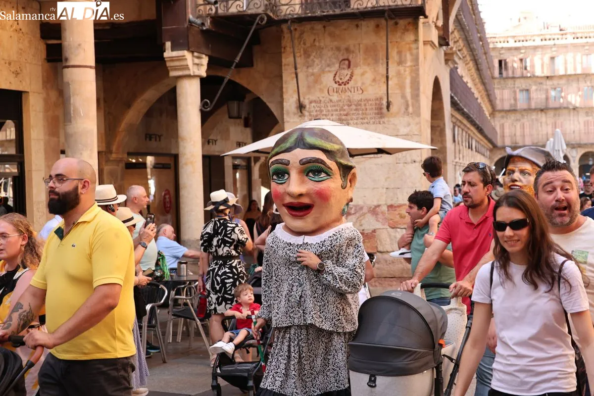 Pasacalles con los cabezudos en el centro de Salamanca | FOTOS: David Sañudo