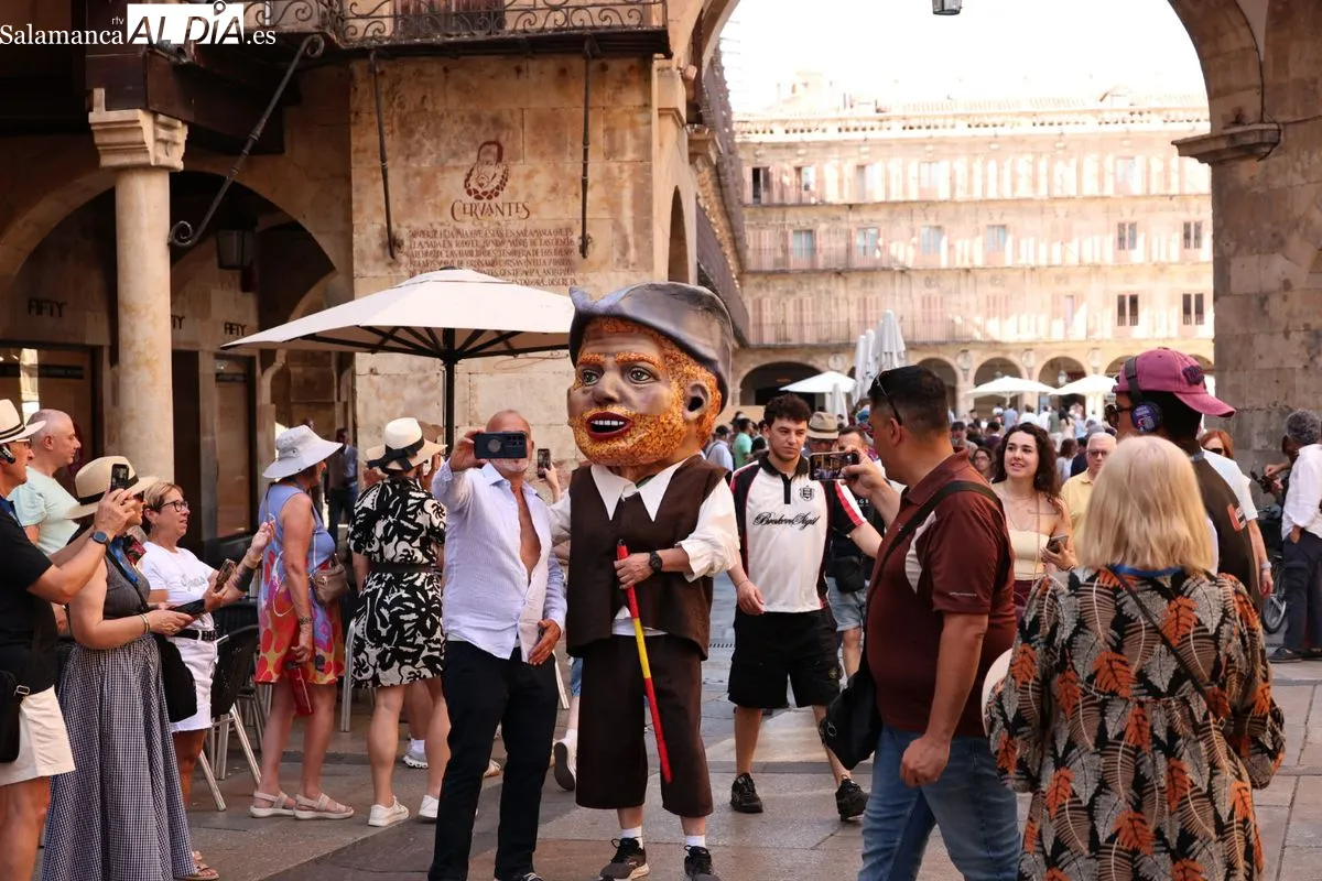 Pasacalles con los cabezudos en el centro de Salamanca | FOTOS: David Sañudo