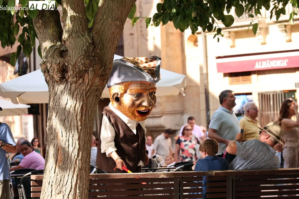 Pasacalles con los cabezudos en el centro de Salamanca | FOTOS: David Sañudo