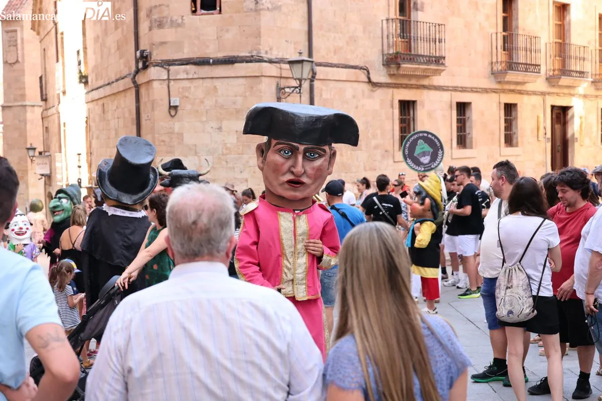 Pasacalles con los cabezudos en el centro de Salamanca | FOTOS: David Sañudo