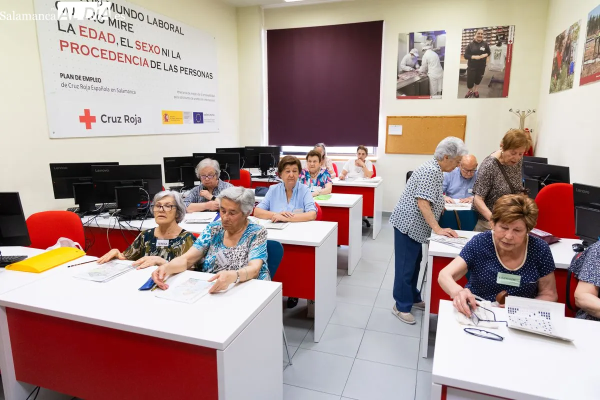 Una jornada en uno de los talleres de Cruz Roja sobre el Proyecto de ‘atención a personas con funciones cognitivas deterioradas’ | FOTOS: David Sañudo 