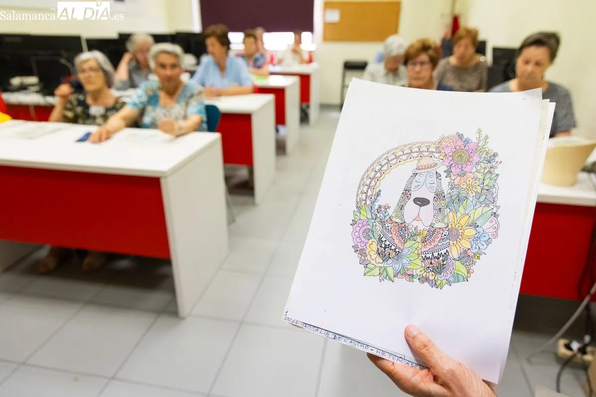 Una jornada en uno de los talleres de Cruz Roja sobre el Proyecto de ‘atención a personas con funciones cognitivas deterioradas’ | FOTOS: David Sañudo 