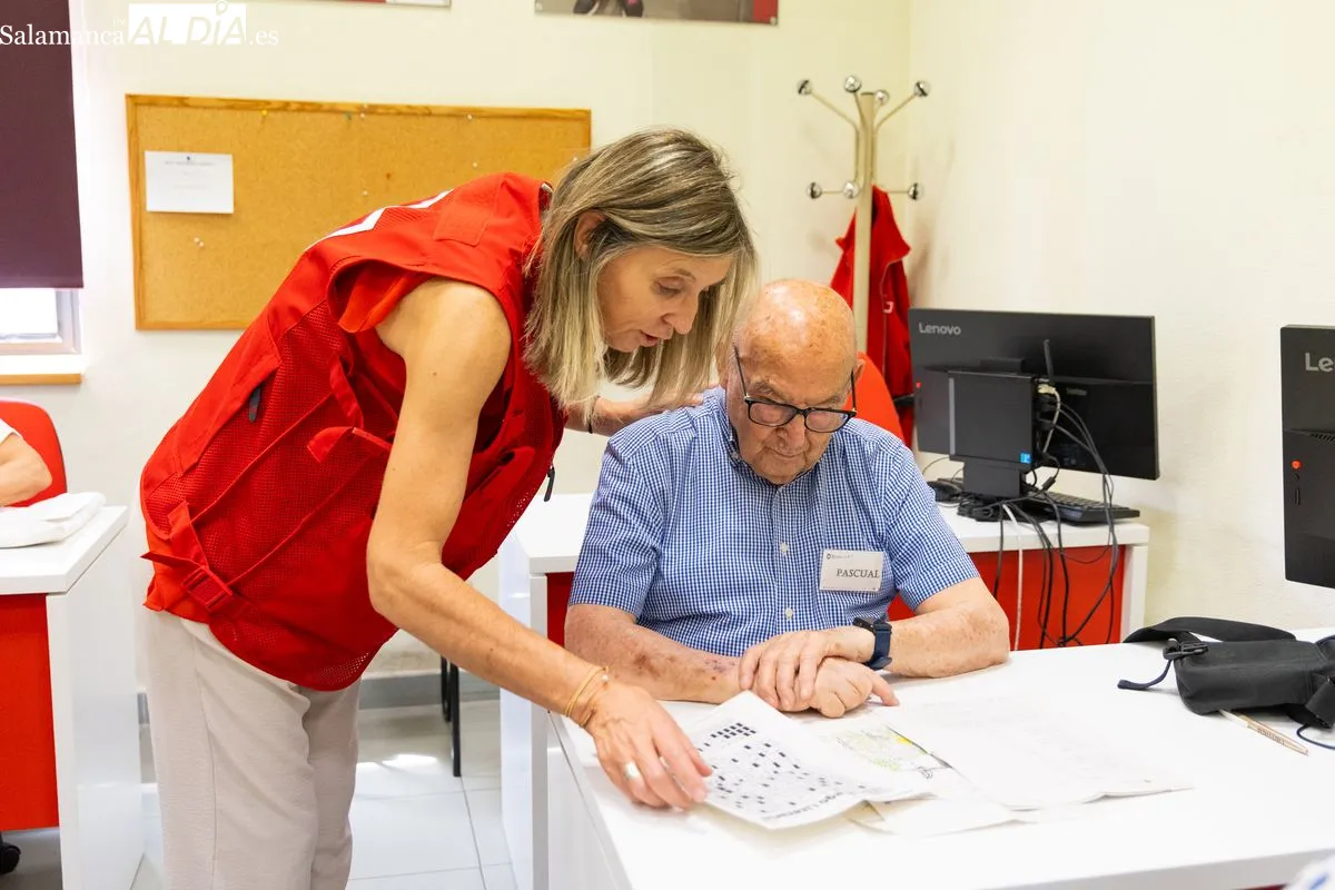 Una jornada en uno de los talleres de Cruz Roja sobre el Proyecto de ‘atención a personas con funciones cognitivas deterioradas’ | FOTOS: David Sañudo 