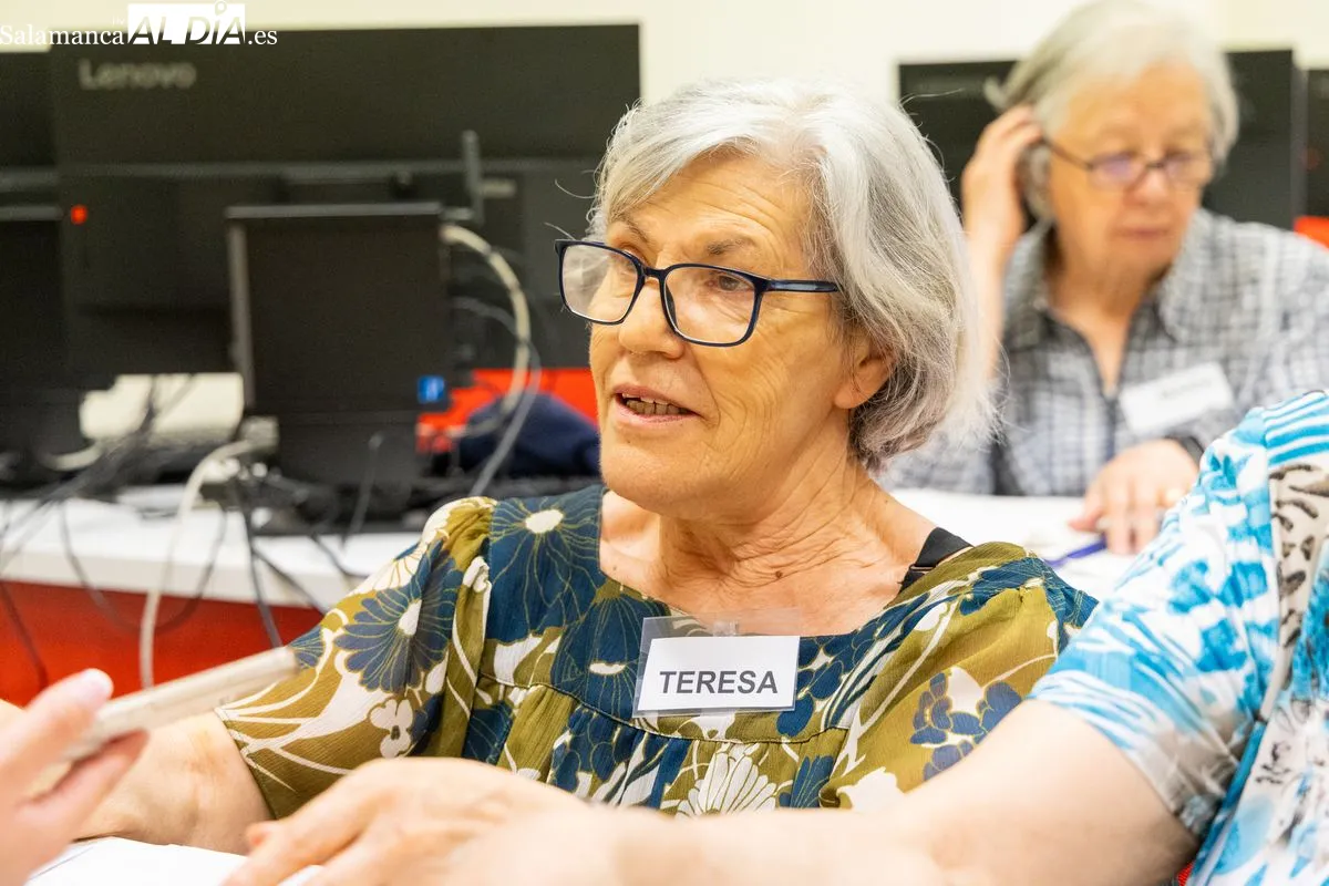Una jornada en uno de los talleres de Cruz Roja sobre el Proyecto de ‘atención a personas con funciones cognitivas deterioradas’ | FOTOS: David Sañudo 