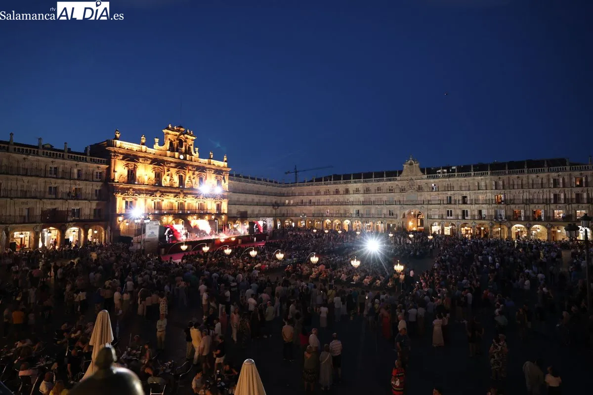 Entrega de las Medallas de Oro de la ciudad en la Plaza Mayor | FOTOS: David Sañudo
