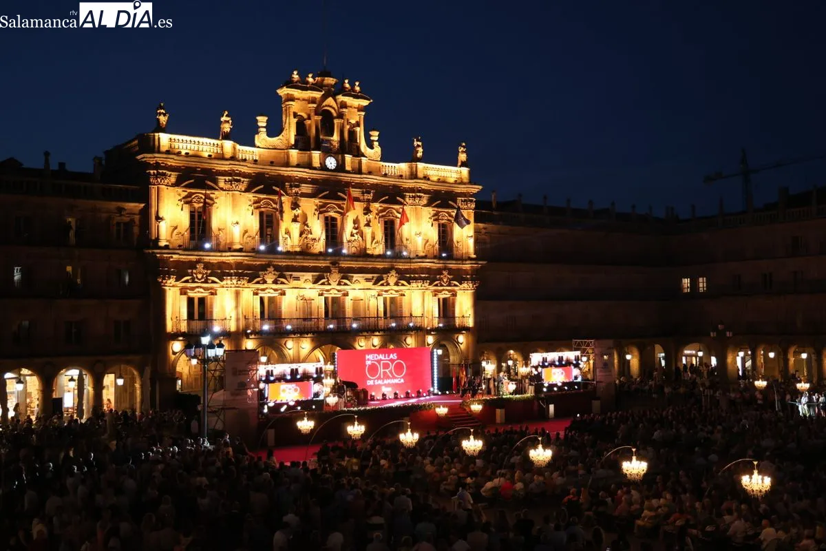 Entrega de las Medallas de Oro de la ciudad en la Plaza Mayor | FOTOS: David Sañudo