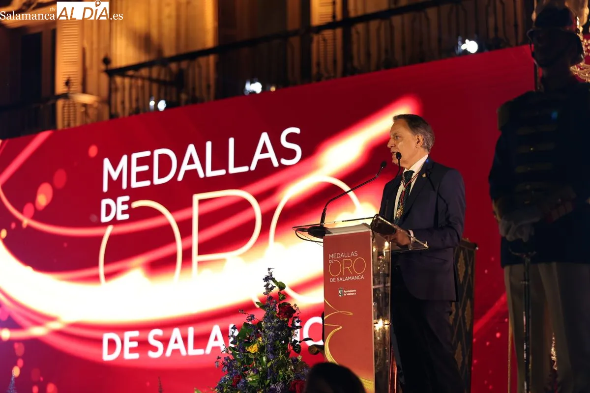 Entrega de las Medallas de Oro de la ciudad en la Plaza Mayor | FOTOS: David Sañudo