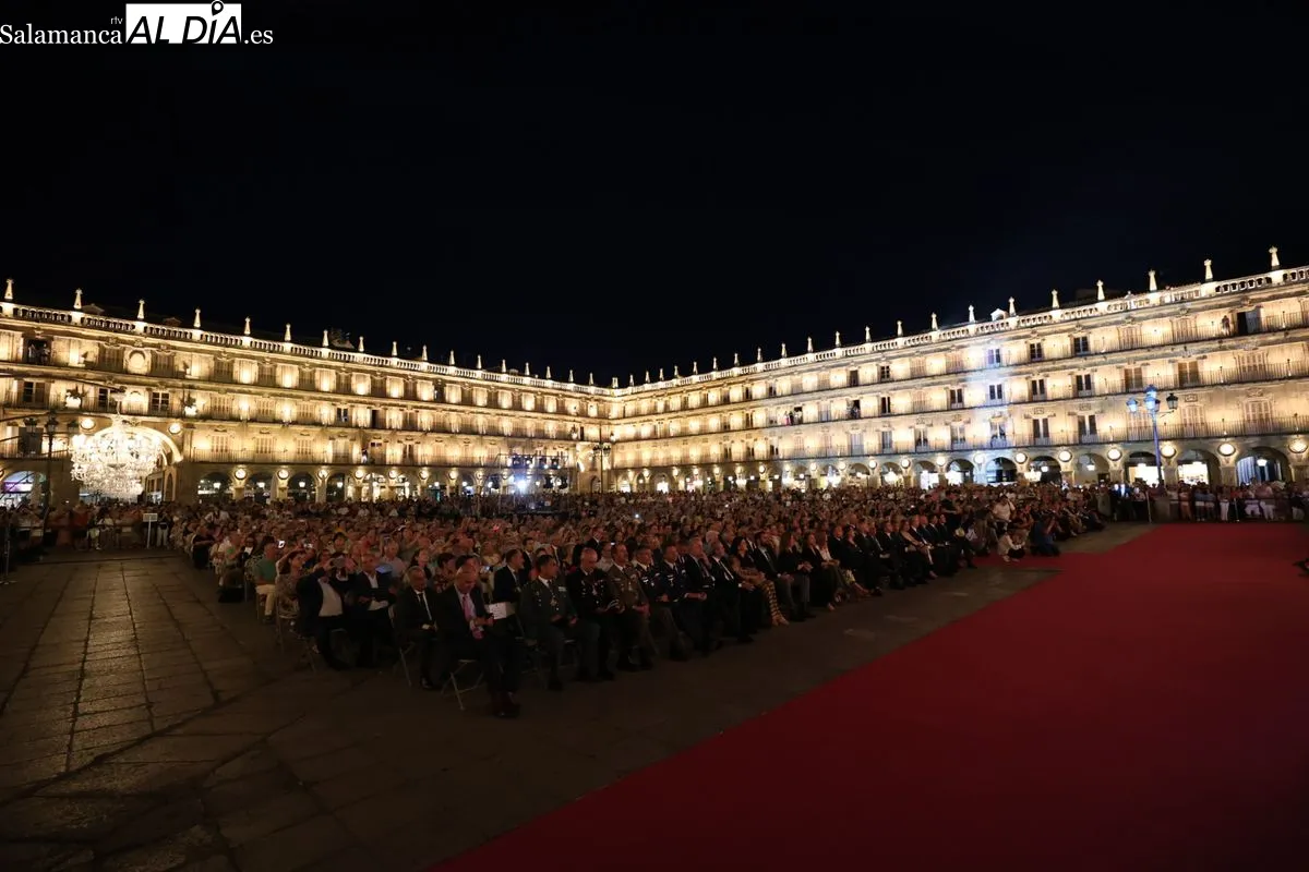 Entrega de las Medallas de Oro de la ciudad en la Plaza Mayor | FOTOS: David Sañudo