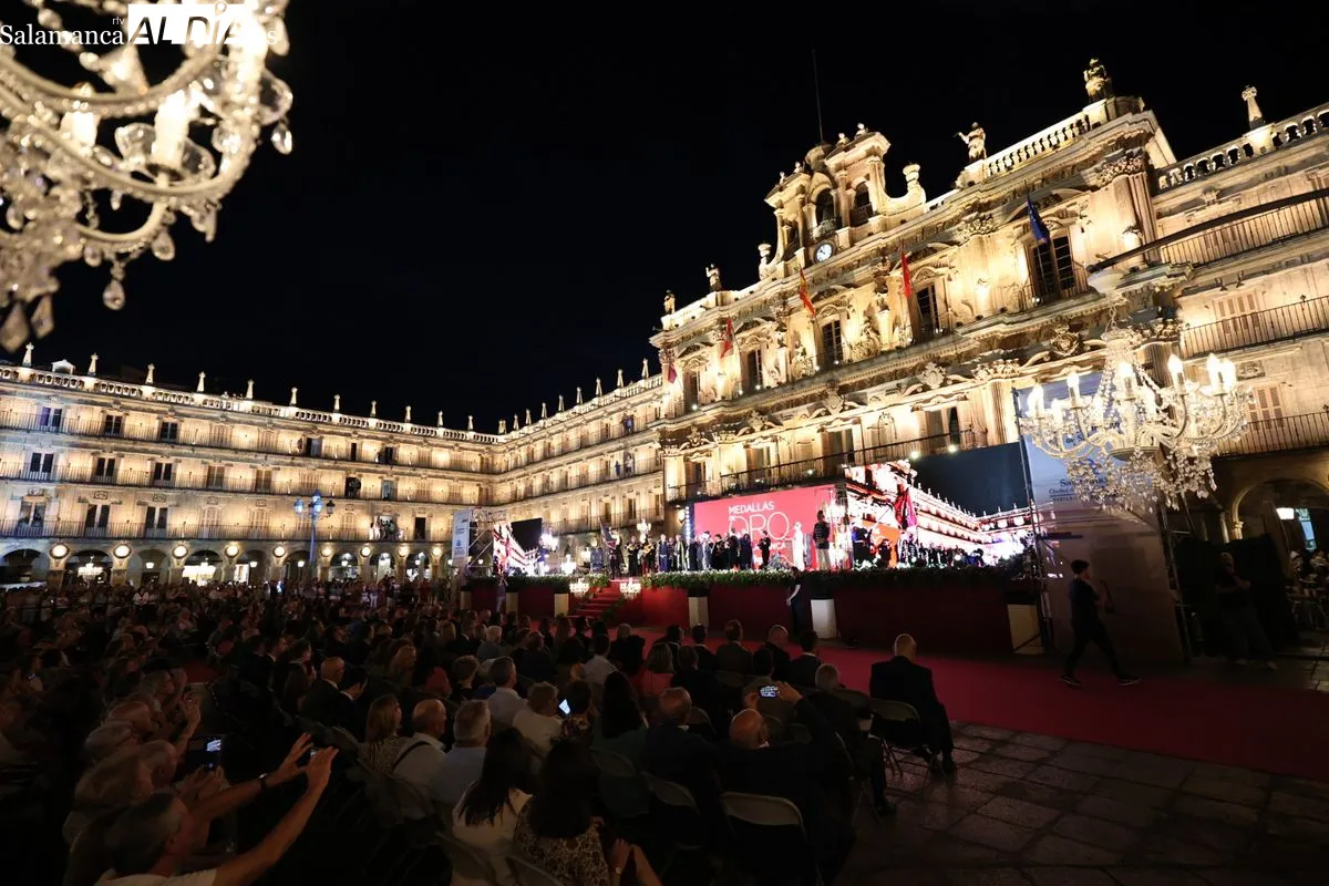 Entrega de las Medallas de Oro de la ciudad en la Plaza Mayor | FOTOS: David Sañudo