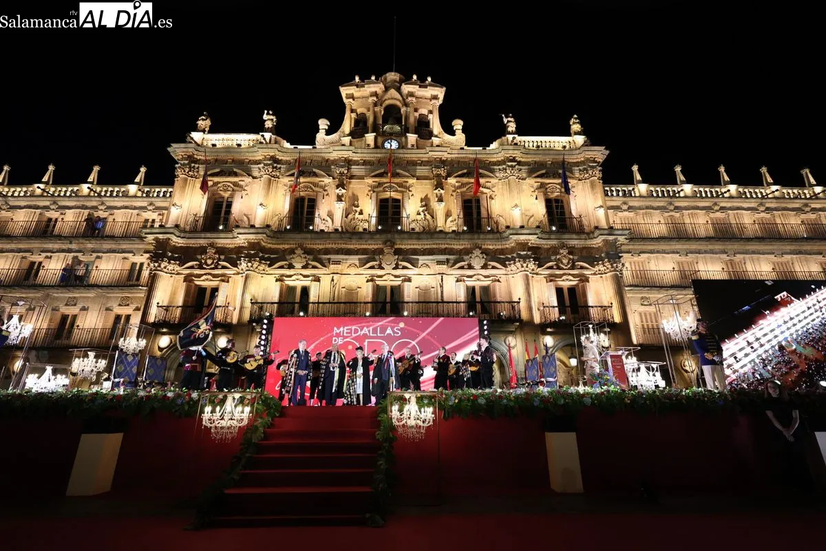 Entrega de las Medallas de Oro de la ciudad en la Plaza Mayor | FOTOS: David Sañudo
