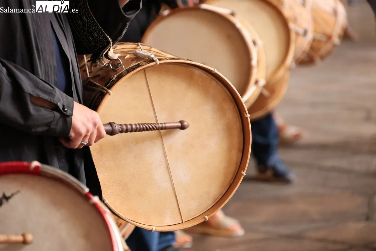 La agrupación folclórica Peña El Tamboril ha celebrado este domingo su tradicional pasacalles | FOTOS: David Sañudo